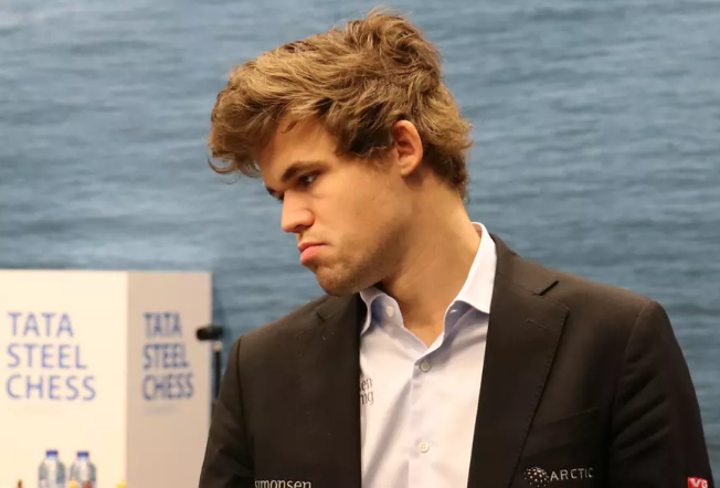 Dünya çempionu öz titulundan imtina edir