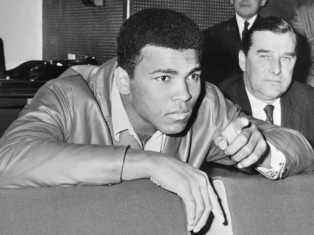 Məhəmməd Əlinin çempionluq kəməri milyona satılıb