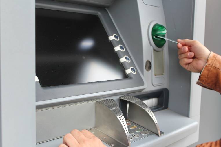 Maaşı istənilən bankdan almaq bu tarixdən mümkün olacaq