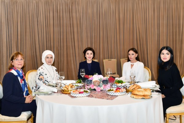 Birinci xanım Səmərqənddə təşkil olunan naharda iştirak etdi - FOTO