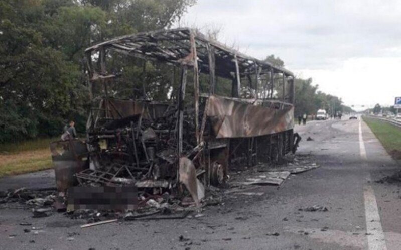 Meksikada avtobus yol qəzasından sonra yandı - Ölənlər var