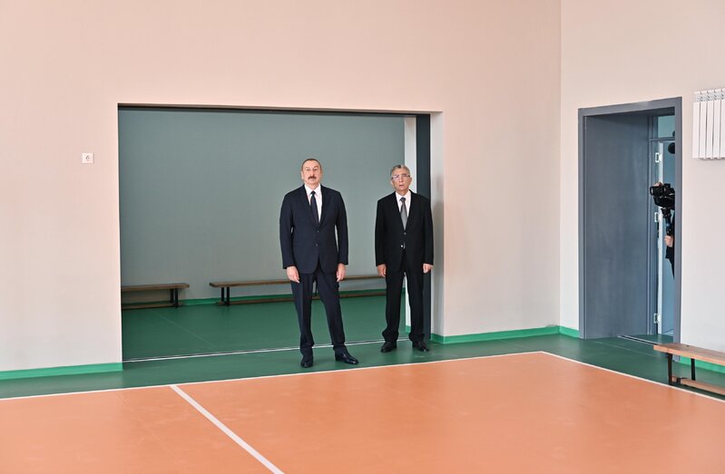 Prezident Bakıda yeni inşa edilən məktəb kompleksində yaradılan şəraitlə tanış oldu - FOTOLAR