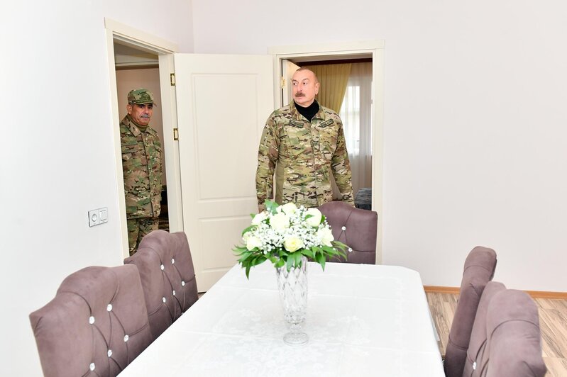 Prezident hərbçilər üçün tikilmiş binalarla tanış oldu - FOTO