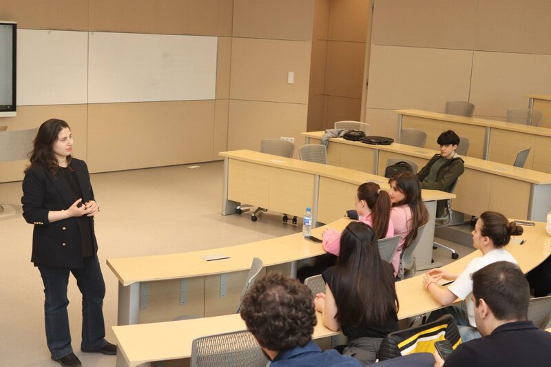 Unibank ADA və UNEC tələbələri üçün dayanıqlı maliyyə seminarları təşkil edib