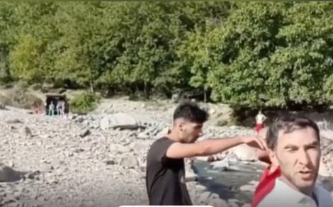 Azərbaycanda şortik geyinən turistləri kəndə buraxmadılar - VİDEO