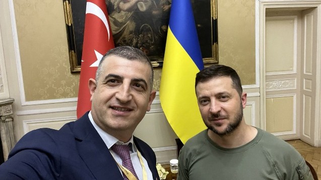 Zelenski Haluk Bayraktarı təltif etdi