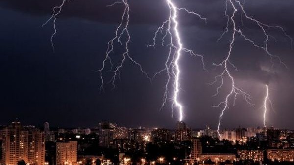 Şəhərlərarası avtovağzalı ildırım vurdu - VİDEO