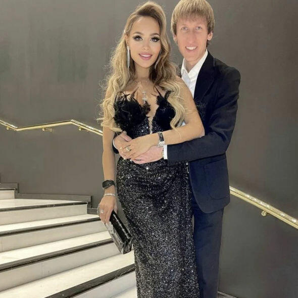 Məşhur müğənni sevgilisinin xəyanətini eşidib insult keçirdi - FOTO