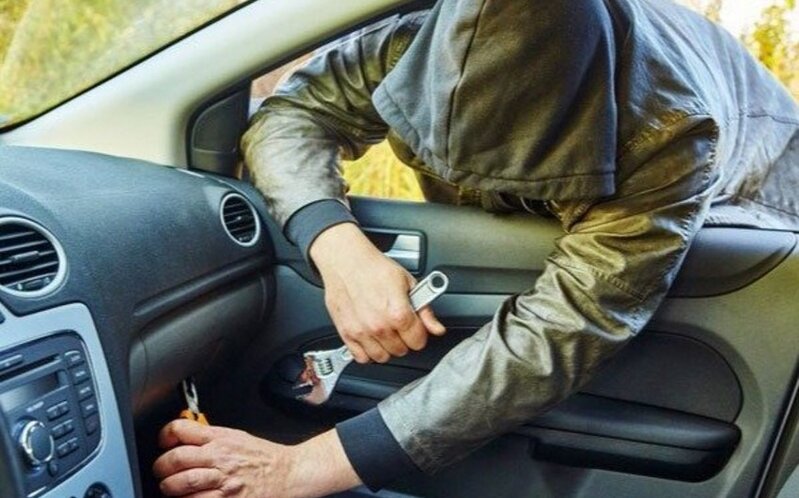 Bakıda avtomobildən 30 min manat oğurlandı