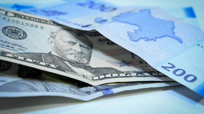 Əhalinin əmanətlərindəki dollarlaşma 2014-cü ildəki dövrə düşüb