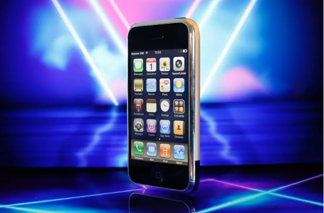 Birinci nəsil iPhone hərracda 40 min dollara satılıb