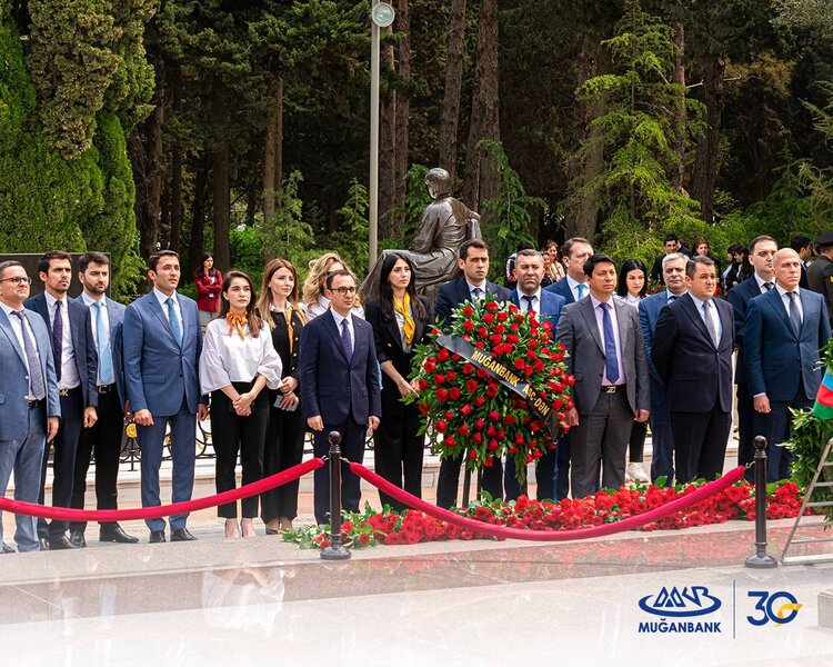 Muğanbankın əməkdaşları Fəxri Xiyabanda Ulu Öndər Heydər Əliyevin xatirəsini yad etdilər