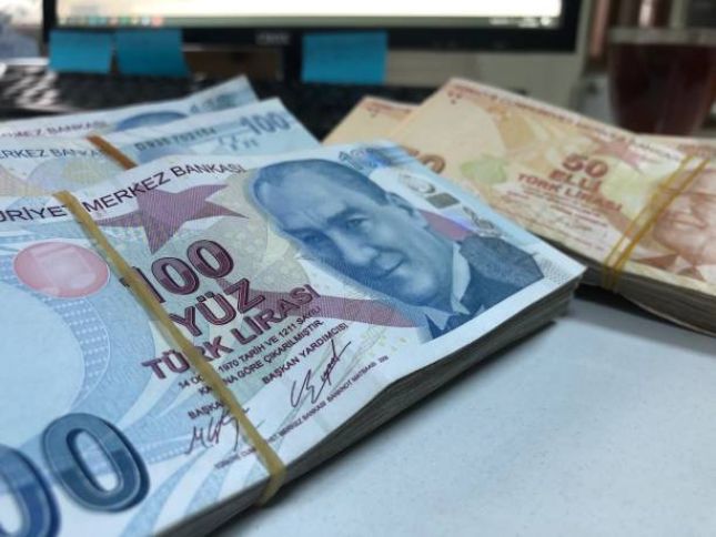 Gecə Türkiyədə Dollar daha da bahalaşıb