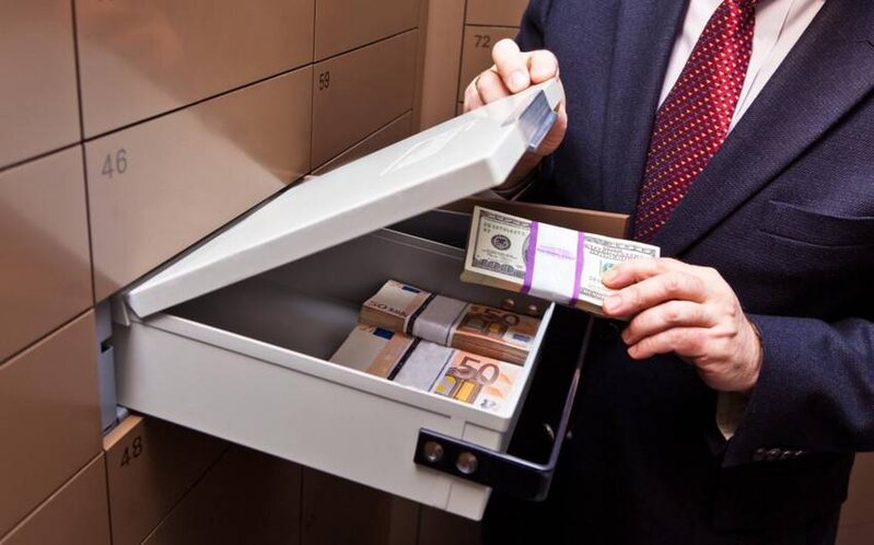 Bank rəhbəri 45 min dolları oğuqlayaraq oyun pulları ilə əvəz edib