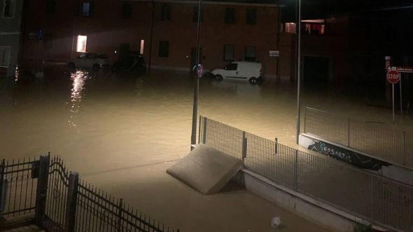 İtaliyada sel maşınları sürüklədi, yolları dağıtdı - Ölənlər var - FOTO/VİDEO