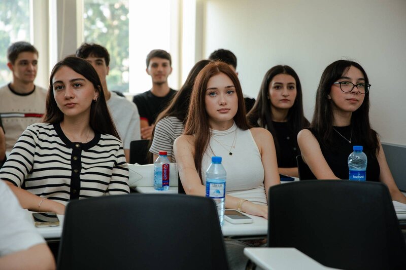 Expressbank UNEC tələbələri üçün maliyyə savadlılığı təlimləri keçirib