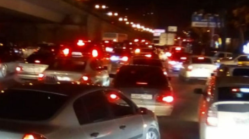 Bakıda kilometrlərcə uzanan tıxac yarandı - VİDEO