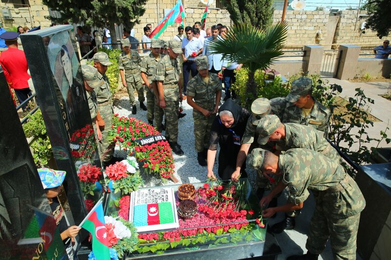 Binəqədidə şəhid Rövşən Kazım oğlu Hüseynovun məzarı ziyarət edilərək yad edildi - FOTOLAR