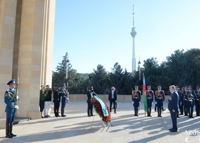 Qazaxıstan Prezidenti Şəhidlər xiyabanını ziyarət etdi - FOTO