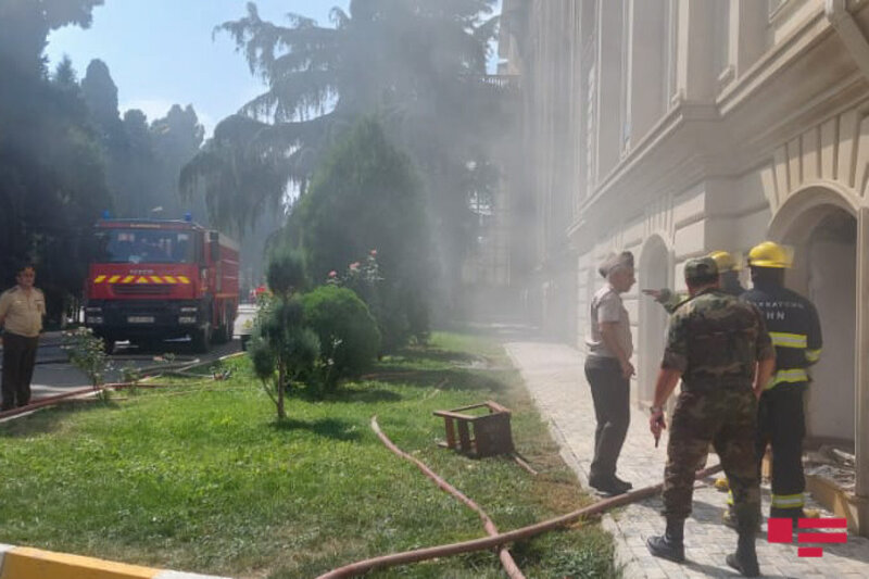 Azərbaycanda universitet kitabxanasında yanğın başladı - FOTOLAR