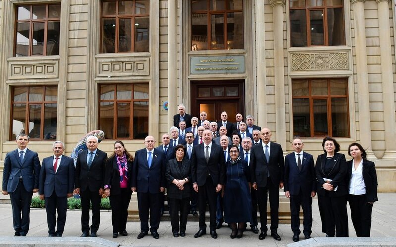 Prezident Qərbi Azərbaycan İcmasının inzibati binasında yaradılan şəraitlə tanış oldu - FOTO - YENİLƏNİB