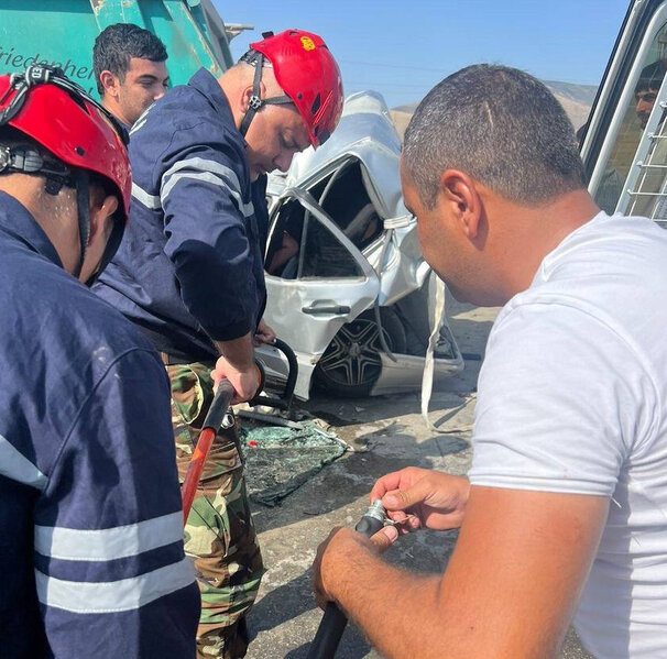 Bakı-Quba yolunda 'Mercedes' yük avtomobili ilə toqquşdu: Ölən və yaralanan var - VİDEO
