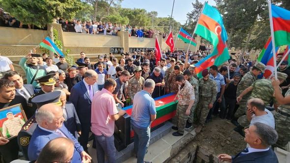 Şəhid olan 18 yaşlı əsgərimiz Bülbülədə dəfn olundu - FOTO