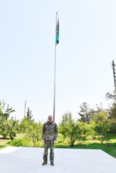 İlham Əliyev Ağdərə şəhərində Dövlət Bayrağını ucaltdı - FOTO