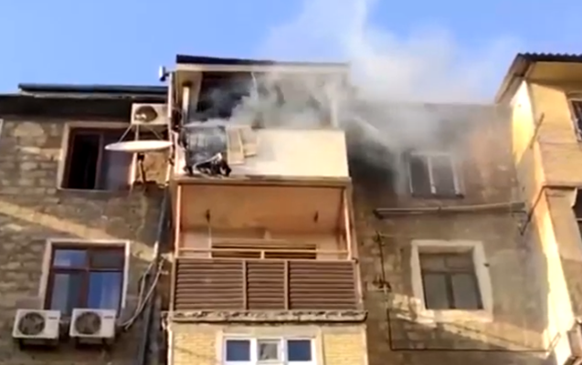 Bakıda yaşayış binasında yanğın oldu - VİDEO