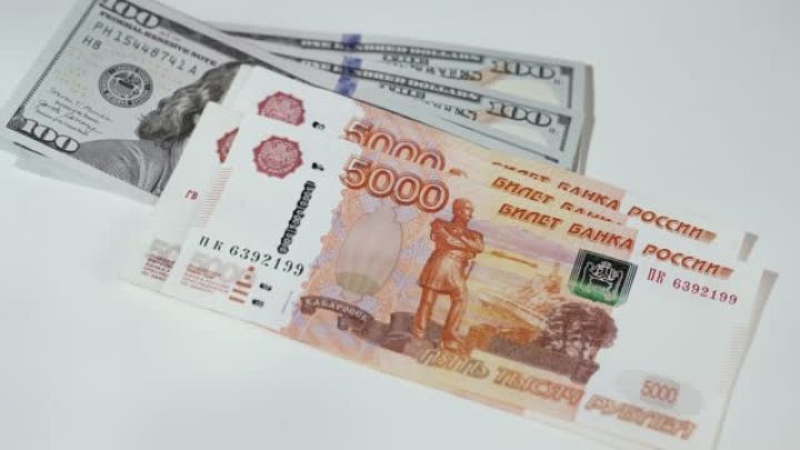 Moskva birjasında hərracların açılışında dolların məzənnəsi düşüb