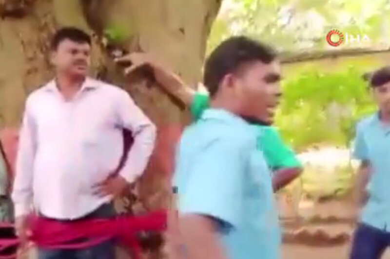 Şagirdlər aşağı qiymət yazan müəllimləri ağaca bağladılar - VİDEO