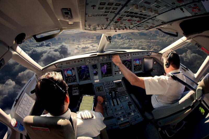 Sərnişin təyyarəsinin iki pilotu kabinədə yumruq davasına çıxdı