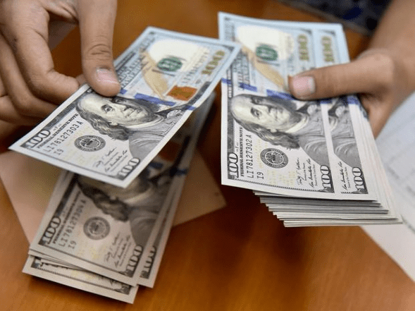 AMB: nağd valyuta bazarında əhalinin banka satışları alışı 1 mln. üstələyib