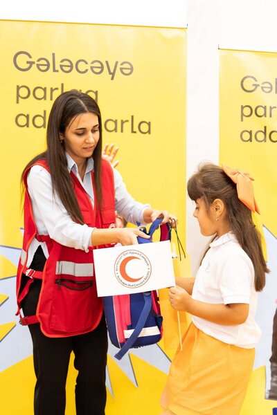 Yelo Bank Cəbrayılda birincilərin məktəb həyəcanına şərik oldu