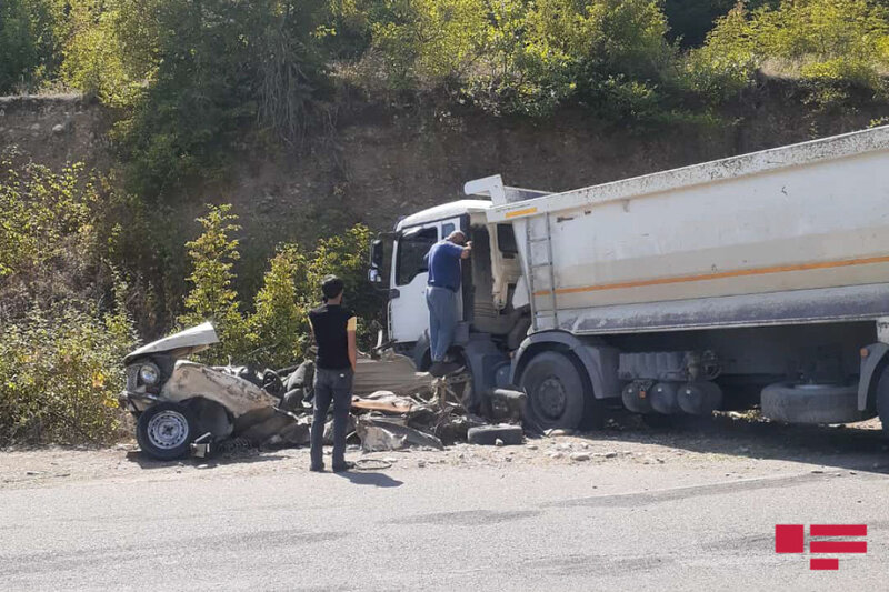 Azərbaycanda yük maşını minik avtomobilinin üstündən keçdi - Sürücü öldü