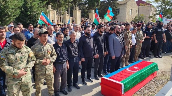 Şəhid olan 18 yaşlı əsgərimiz Bülbülədə dəfn olundu - FOTO