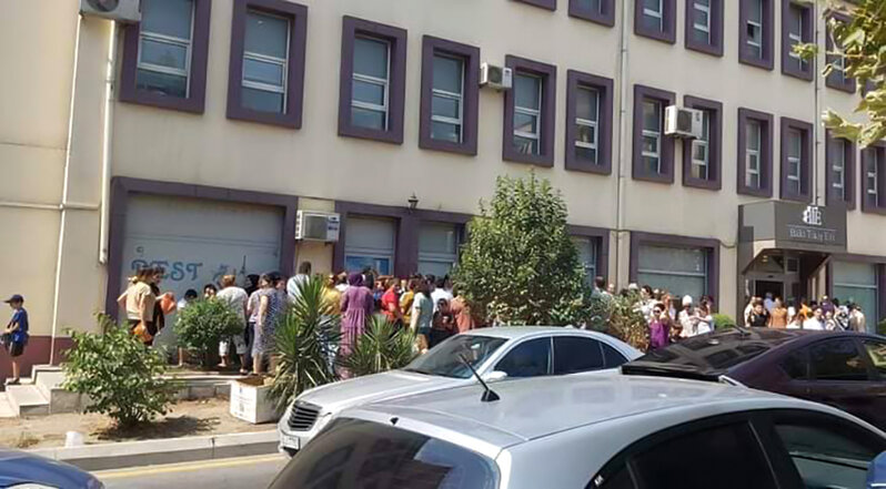 Bakı Tikiş Evinin önündə İZDİHAM - FOTO