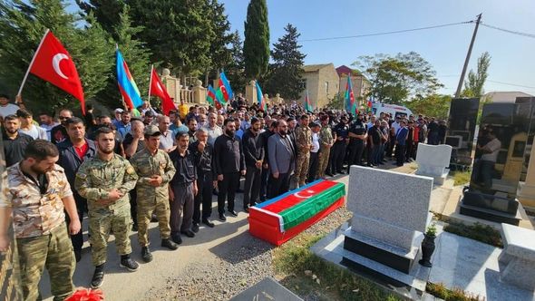 Şəhid olan 18 yaşlı əsgərimiz Bülbülədə dəfn olundu - FOTO