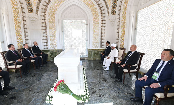 İlham Əliyev Özbəkistanın birinci Prezidenti İslam Kərimovun məqbərəsini ziyarət etdi - FOTO
