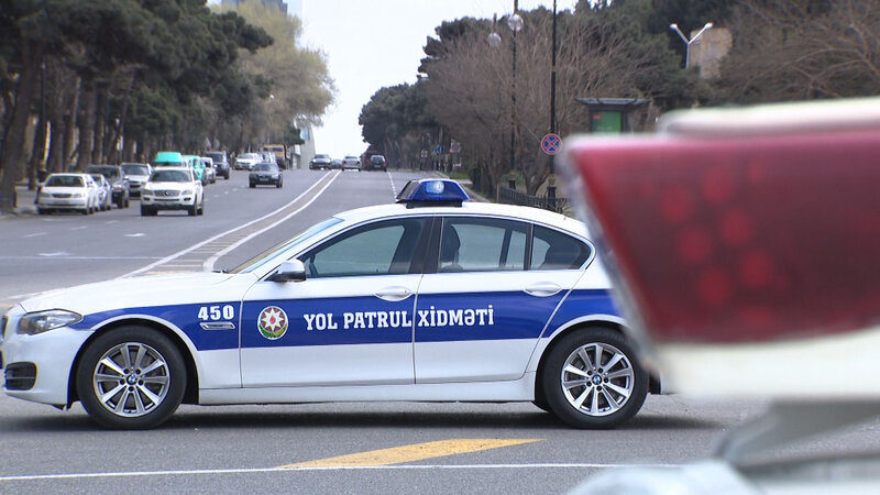 Yolu keçərkən telefondan istifadə edən piyadalara XƏBƏRDARLIQ
