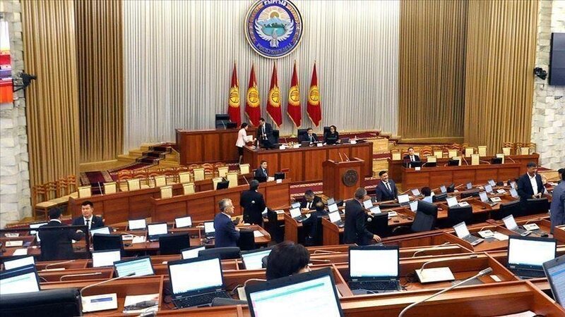 Qırğızıstanda parlamentin növbədənkənar iclası çağırıldı