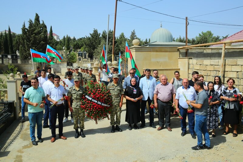 Binəqədidə şəhid Rövşən Kazım oğlu Hüseynovun məzarı ziyarət edilərək yad edildi - FOTOLAR