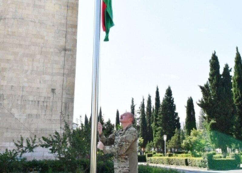 İlham Əliyev Ağdərə şəhərində Dövlət Bayrağını ucaltdı - FOTO