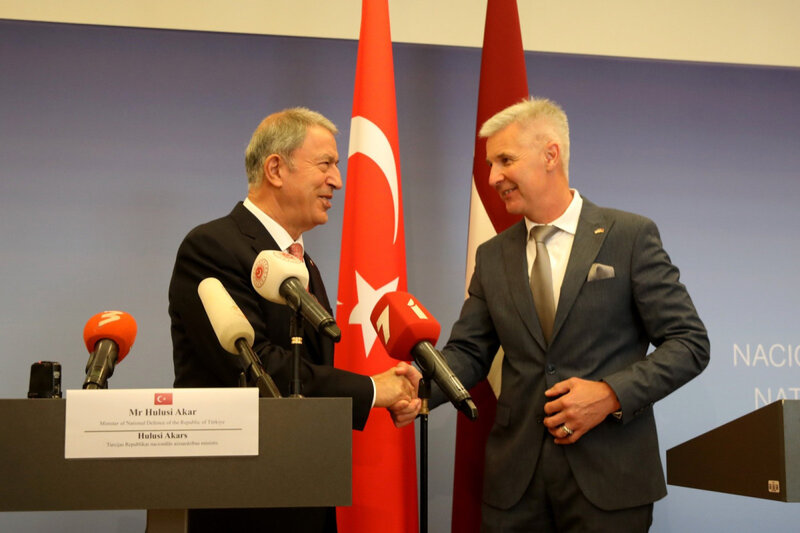 Akar və Latviyanın müdafiə naziri Ukraynanı müzakirə edib