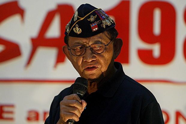 Filippinin keçmiş prezidenti vəfat etdi