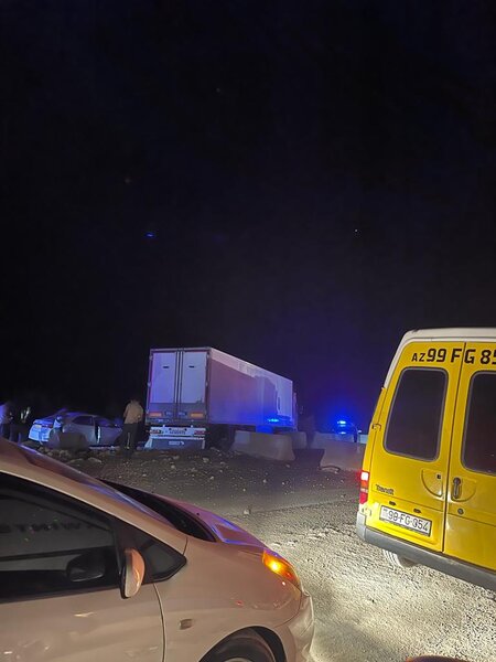 Bakı-Quba yolunda ağır QƏZA - Yük maşını ilə minik avtomobilləri toqquşdu