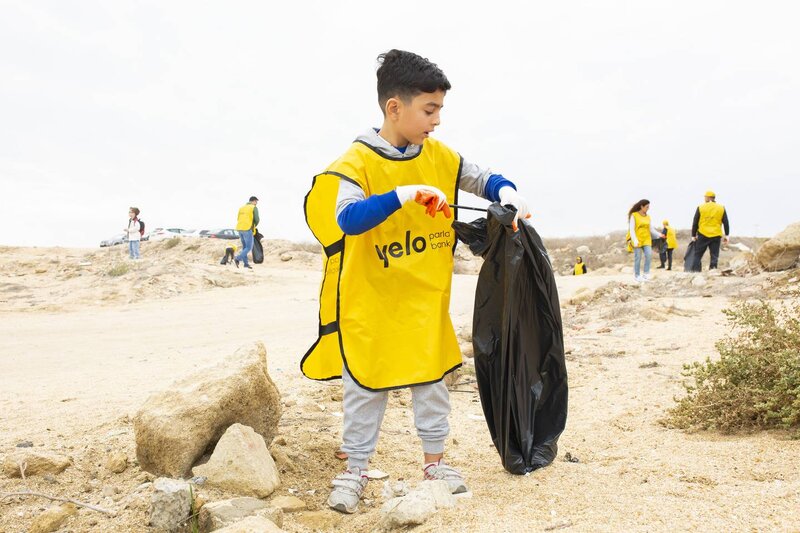 Yelo Bank Xəzərin sahilində təmizlik aksiyası keçirib