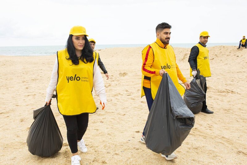 Yelo Bank Xəzərin sahilində təmizlik aksiyası keçirib