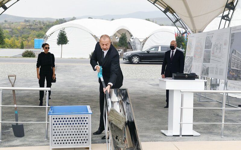 Prezident və birinci xanım Ağdamda salınacaq yeni yaşayış məhəllələrinin təməlini qoydu