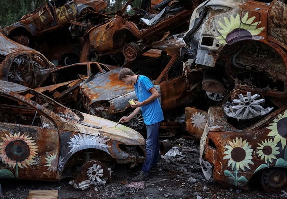 Rusiyanın bombaladığı İrpendə maşınlar 